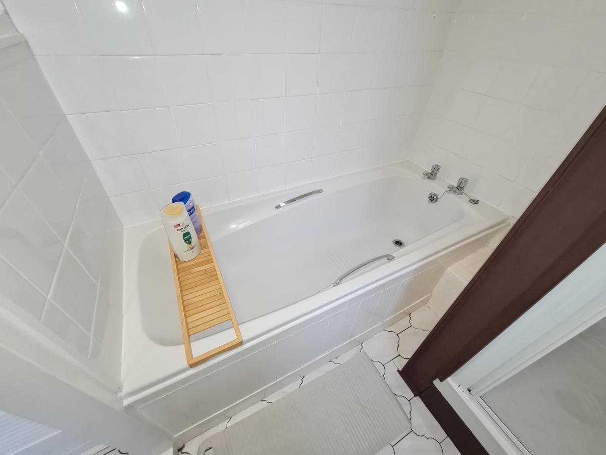 Large 3 Bed Flat, Free Parking Apartment นิวคาสเซิล อะพอน ไทน์ ภายนอก รูปภาพ